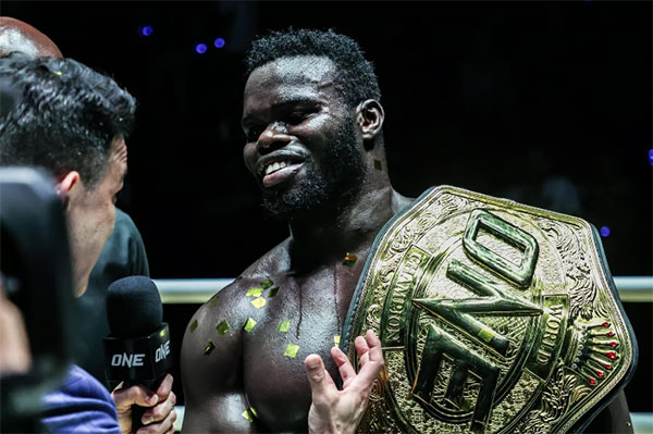 Reug Reug perd sa ceinture mondiale par TKO au 4e round face à Malykhin